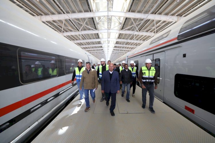 وزير النقل يتابع تنفيذ الخط الأول للقطار الكهربائي السريع ويزور ورشة الصيانة بحدائق أكتوبر