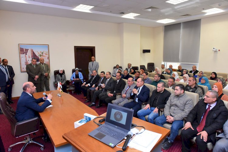 وزير العمل يشهد تسليم أجهزة "تابلت" لمفتشي العمل بمحافظتي المنوفية والدقهلية