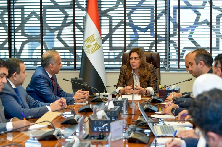 وزيرة التنمية تبحث مع نقيب أطباء الأسنان تداول المخلفات الخطرة داخل حدود المنشآت الطبية والصحية