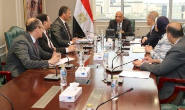 وزير الكهرباء يجتمع بخلية إدارة الأزمة ويتابع خطة التشغيل لتأمين الشبكة الموحدة