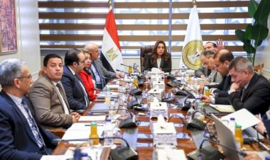 وزيرة التنمية المحلية والبيئة تتابع مع قيادات الوزارة الموقف التنفيذي لعدد من الملفات البيئية والتنموية بالمحافظات