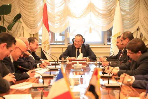 وزير التعليم العالي والسفير الفرنسي يبحثان تطورات إنشاء الحرم الجامعي الجديد للجامعة الفرنسية