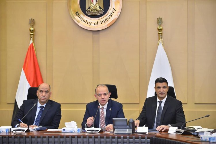 وزراء الاستثمار والصناعة والعمل يلتقون أعضاء المجلس التصديري للملابس الجاهزة