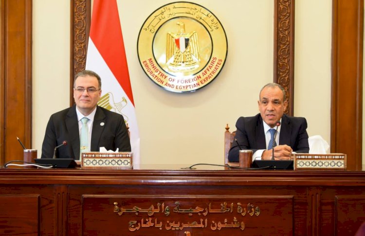 وزير الخارجية يتابع سير العمل بقطاع التعاون الدولي