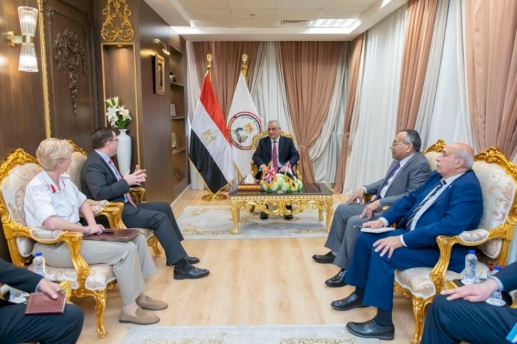 وزير الدولة للإنتاج الحربي يستقبل السفير البريطاني بالقاهرة لبحث أوجه التعاون المشترك