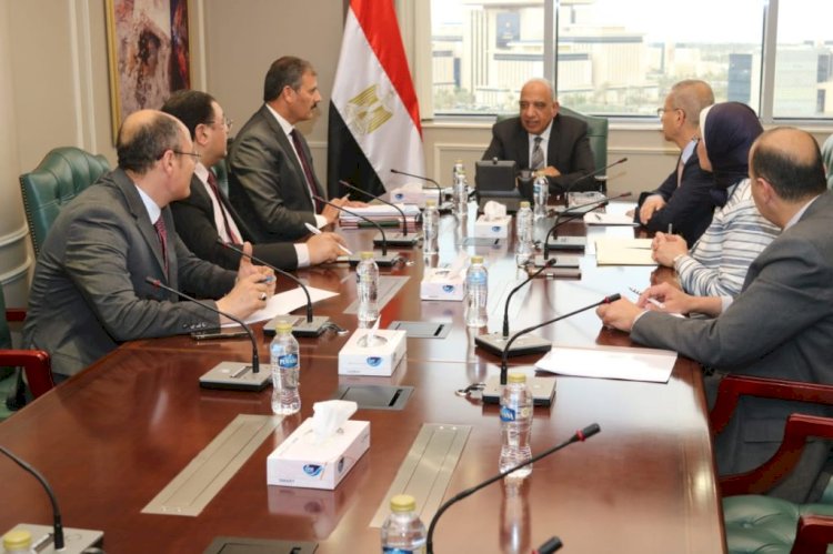 وزير الكهرباء يجتمع بخلية إدارة الأزمة ويتابع خطة التشغيل لتأمين الشبكة الموحدة