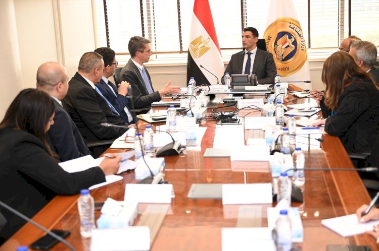 وزير الصناعة يبحث مع وفد البنك الدولي ومؤسسة التمويل الدولية سبل دعم المشروعات الصناعية في مصر