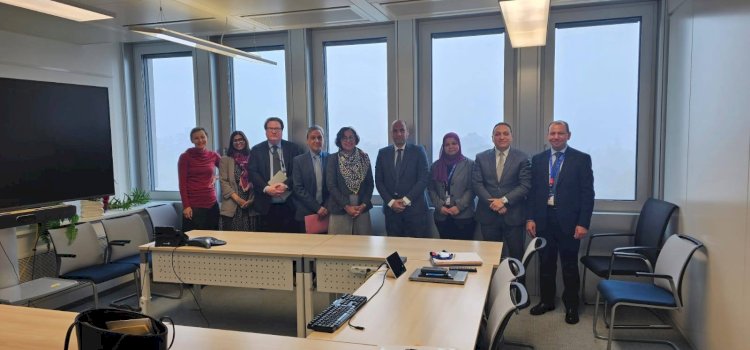 وزير العمل يلتقي قيادات إدارتي معايير العمل الدولية وحوكمة العمل وثلاثية الأطراف بالمنظمة