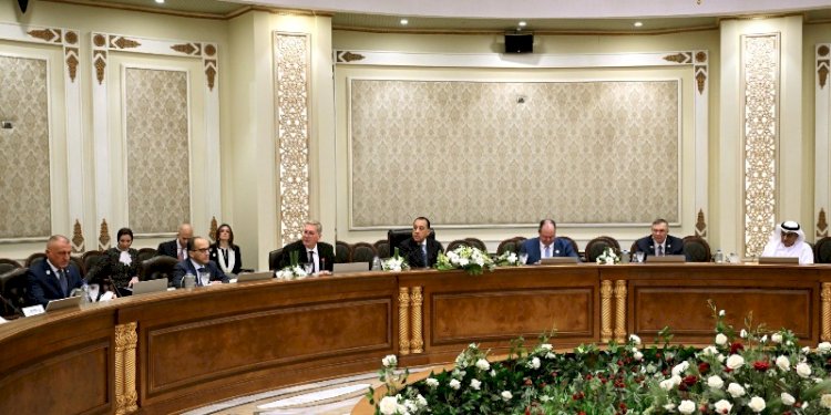 رئيس الوزراء يعقد مائدة مستديرة مع القيادات التنفيذية لشركات الطاقة العالمية العاملة في مصر