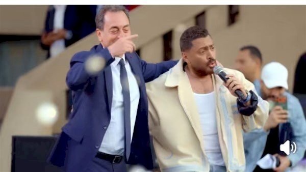 تامر حسني يشيد بالسفير الفرنسى بعد وصلة رقص عفوية: نورت الحفلة