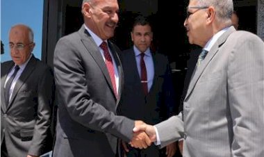 الفريق أسامة ربيع يبحث سبل التعاون مع محافظ السويس