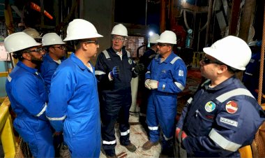 وزير البترول والثروة المعدنية يتفقد العمل بالوردية الليلية ويبيت مع العاملين على الحفار EDC 73