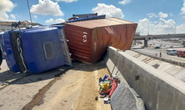 انقلاب سيارة نقل ثقيل بطريق النهضة غرب الإسكندرية