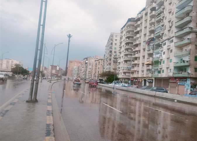 أمطار على مناطق متفرقة بالقاهرة الآن وغطاء سحابى يحجب أشعة الشمس