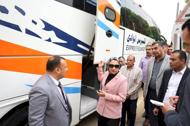 محافظ الوادي الجديد تُدشّن 5 حافلات نقل جماعي جديدة