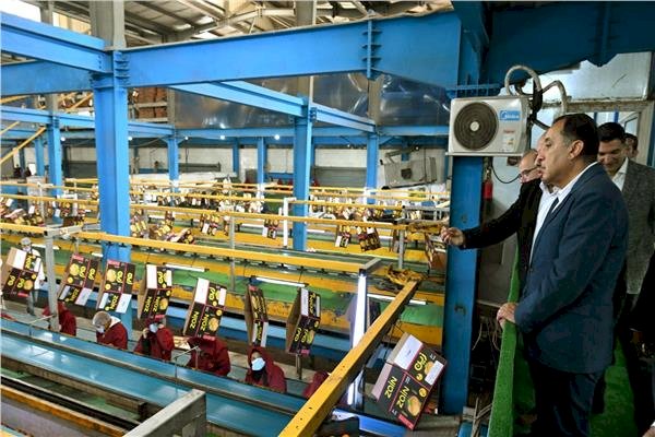 رئيس الوزراء يتفقد محطة الصواف لتعبئة الموالح والحاصلات الزراعية