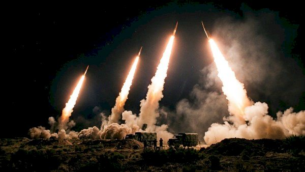 صاروخ إيراني يسقط جنوب إسرائيل.. والقوات الأمريكية تقصف مناطق يُحتمل وجود طيارها المفقود فيها