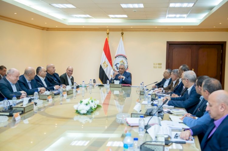 وزير التربية والتعليم يبحث مع رئيس هيئة الرقابة المالية آليات إدراج "الثقافة المالية" بالمناهج الدراسية