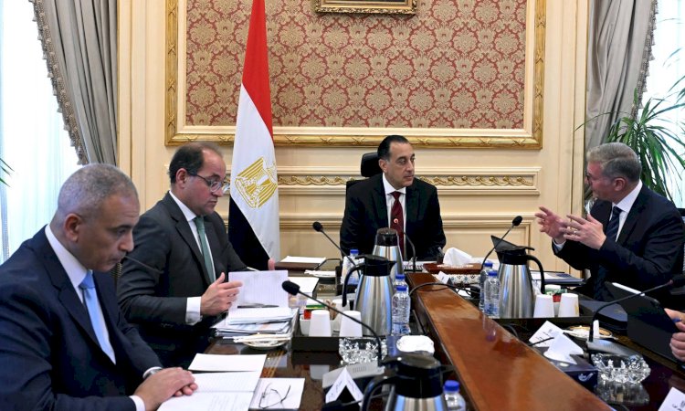 رئيس الوزراء يتابع مع وزيرى المالية والبترول عددًا من ملفات العمل المشترك