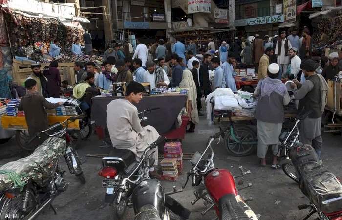 باكستان تأمر بإغلاق المحال التجارية بحلول الـ9 مساءً ترشيداً للطاقة
