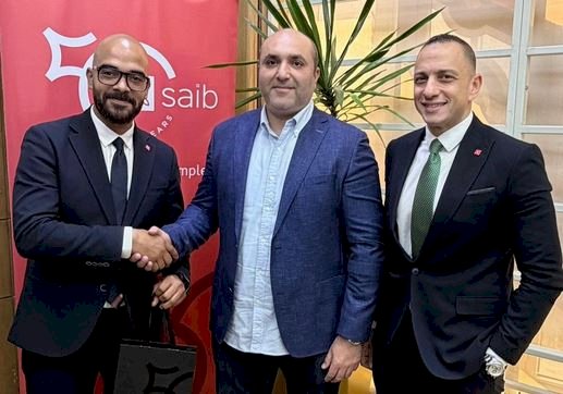 بنك saib  يسلم هاتف iPhone 17  للفائز بحملته الترويجية لبطاقاته الائتمانية خلال شهر رمضان