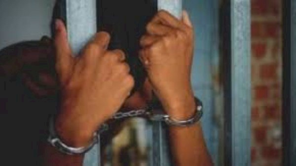 حبس حارس عقار نُزل شباب الأزهر في سوهاج لسرقته وإشعاله النيران بالمبنى