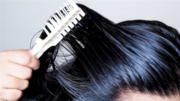 خلطات طبيعية وخفيفة للشعر الدهني لا تترك أثرا بعد استخدامها