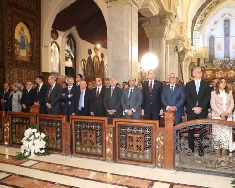 وزير العمل يشارك في قداس عيد القيامة المجيد بالكاتدرائية المرقسية ويهنئ قداسة البابا تواضروس الثاني