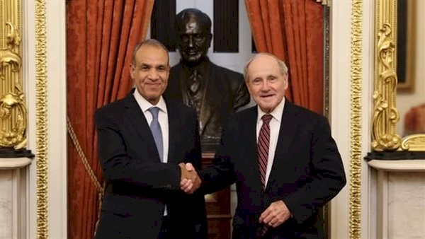 وزير الخارجية يلتقي رئيس لجنة العلاقات الخارجية بمجلس الشيوخ الأمريكي