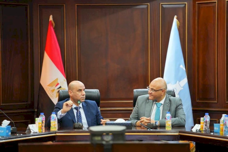 وزير العمل يبدأ زيارته بلقاء المحافظ لتعزيز التعاون في ملفات سوق العمل