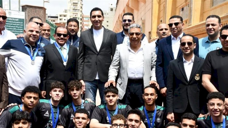 وزير الشباب والرياضة ومحافظ الدقهلية يقومان بجولة تفقدية بنادي جزيرة الورد