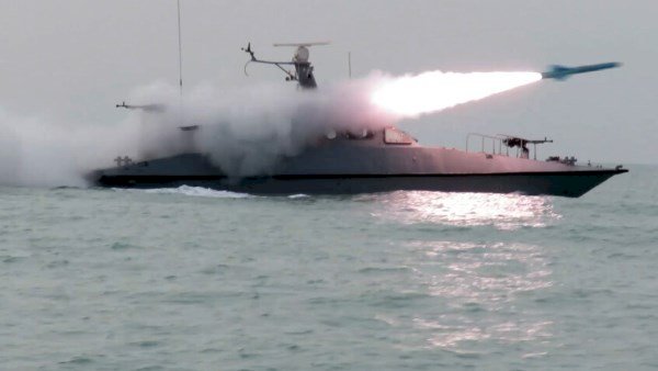 إعلام إيراني: استهداف سفن أمريكية بمسيرات بعد حادثة سفينة قادمة من الصين