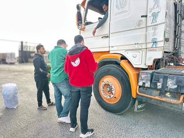 الهلال الأحمر المصري يدفع قافلة «زاد العزة» الـ 180 بحمولة 4,675 طنًا من المساعدات