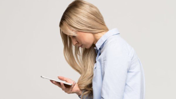 عادات يومية شائعة تدمر وضعية الجسم.. تسبب آلام الرقبة والظهر