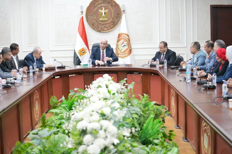وزير العمل يلتقي محرري ملف العمل بالصحف ويستعرض جهود الوزارة في التدريب والتشغيل والحماية الاجتماعية