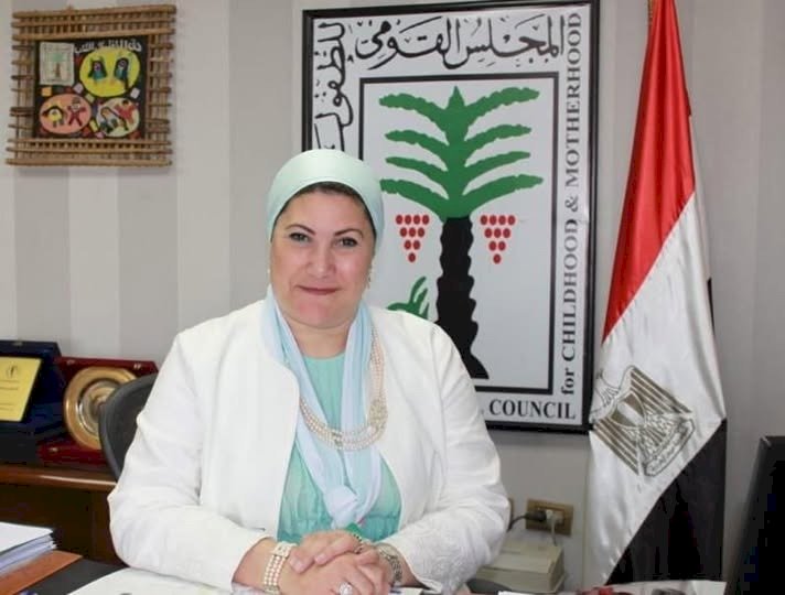رئيسة المجلس القومي للطفولة والأمومة تتلقى تقريرًا عن أداء خط نجدة الطفل (16000)