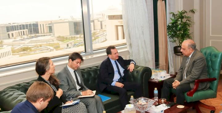 وزير الكهرباء يبحث مع سفير فرنسا تعزيز التعاون في الطاقة المتجددة وتحديث الشبكة القومية