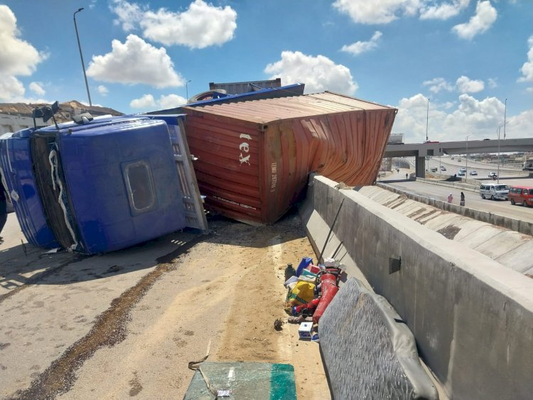 انقلاب سيارة نقل ثقيل بطريق النهضة غرب الإسكندرية