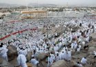 توافد ضيوف الرحمن إلى صعيد عرفات لأداء ركن الحج الأعظم