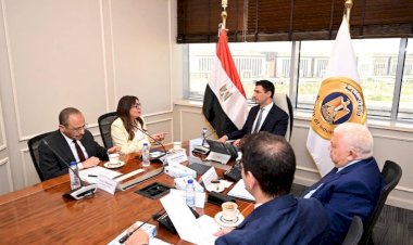 وزير الصناعة يلتقي مسؤولي شركة طاقة عربية لبحث مشروعات الشركة الحالية والمستقبلية