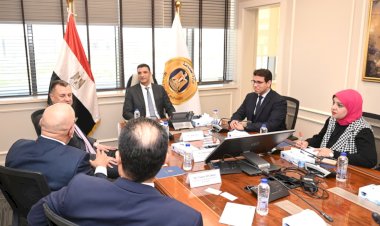 وزير الصناعة يبحث مع بنك أبوظبي الأول تمويل ودعم المشروعات الصناعية الصغيرة والمتوسطة