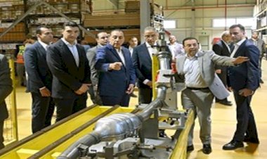 رئيس الوزراء يتفقد مصنع "بويزين مصر" لمعالجات العادم