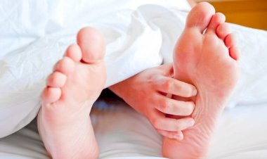 سخونة القدمين.. عرض شائع قد يكون بسيطًا أو مؤشرًا لمشكلة صحية