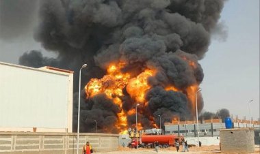 امتداد حريق من مصنع بويات إلى مصنع كرتون بالعاشر من رمضان وفرق الحماية المدنية تحاول السيطرة عليه
