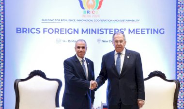 وزير الخارجية يلتقي نظيره الروسي على هامش اجتماع وزراء خارجية البريكس