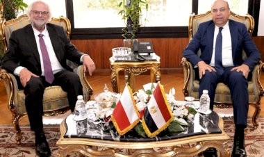 وزير الطيران المدني يبحث مع سفير بولندا لدى جمهورية مصر العربية سبل تعزيز الحركة الجوية والسياحية بين البلدين