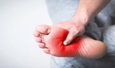 لا تتجاهلها أبدا.. سخونة القدمين المفاجأة علامة على مشكلة خطيرة في الأعصاب