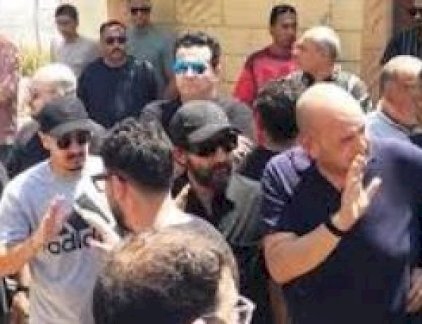 أحمد حلمى يعلن اقتصار عزاء والدته على المقابر فقط وخلال تشييع جثمانها