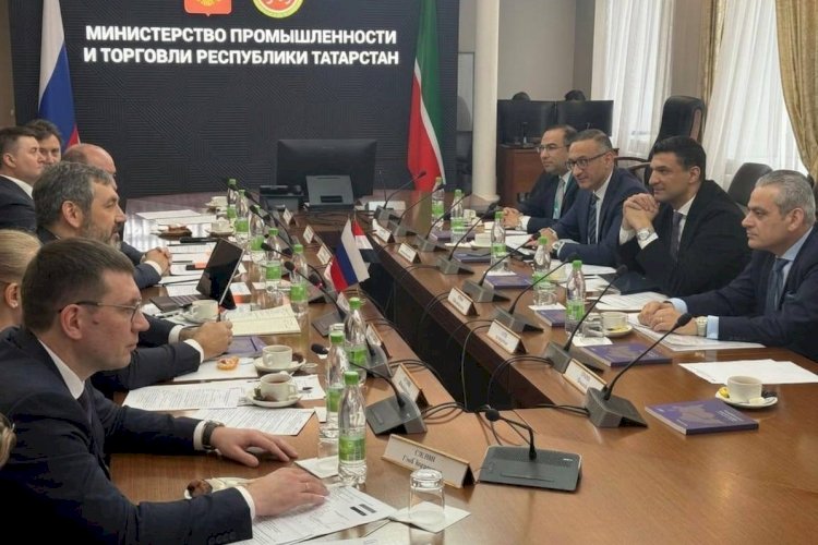 وزير الصناعة يبحث مع روسيا وتاتارستان تسريع تنفيذ المنطقة الصناعية الروسية وزيادة الاستثمارات المشتركة