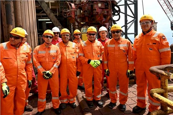 رئيس الوزراء يتفقد الحفار المصري "القاهر-2" بالبحر المتوسط
